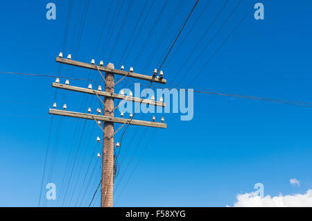 im Alter von Holzstab für die Elektrizität in ländlichen ukrainischen Gegend Stockfoto