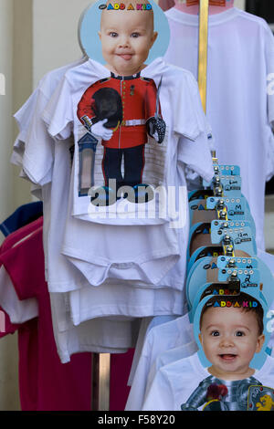 "Fügen Sie einfach ein Kind" Neuheit-T-Shirts zum Verkauf in London Stockfoto