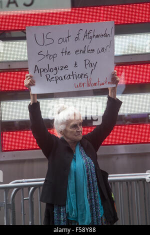 Friedensaktivisten demonstrieren gegen die amerikanischen Truppen in Afghanistan am Militär Rekrutierungsbüro in Times Square New York City zu halten. Stockfoto