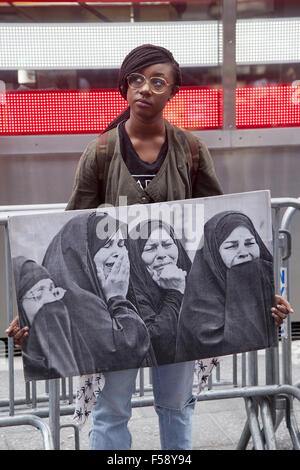 Friedensaktivisten demonstrieren gegen die amerikanischen Truppen in Afghanistan am Militär Rekrutierungsbüro in Times Square New York City zu halten. Stockfoto