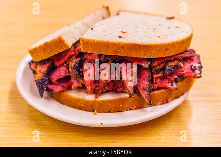 Pastrami (Pökelfleisch) auf Roggenbrot-Sandwich im Katz es Deli, A Feinkost Diner auf der Lower East Side in New York City, Vereinigte Staaten von Amerika Stockfoto