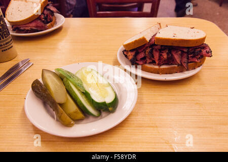 Pastrami (Pökelfleisch) auf Roggenbrot-Sandwich im Katz es Deli, A Feinkost Diner auf der Lower East Side in New York City, Vereinigte Staaten von Amerika Stockfoto