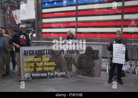 Friedensaktivisten demonstrieren gegen die amerikanischen Truppen in Afghanistan am Militär Rekrutierungsbüro in Times Square New York City zu halten. Stockfoto