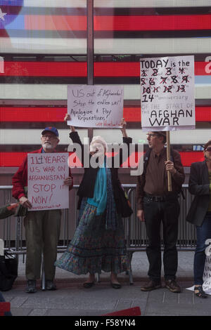 Friedensaktivisten demonstrieren gegen die amerikanischen Truppen in Afghanistan am Militär Rekrutierungsbüro in Times Square New York City zu halten. Stockfoto