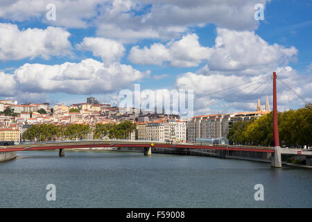 Blick auf Lyon mit roten Fußgängerbrücke über Saône, Frankreich. Stockfoto