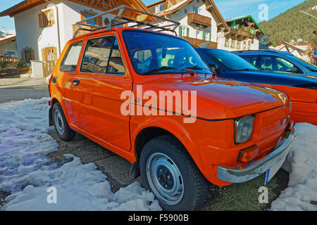 Glänzend rote Auto in der Straße von einem charmanten Garmisch-Partenkirchen. Es ist ein Berg-Kurort in Bayern, Süddeutschland, im Herzen der Alpen Stockfoto