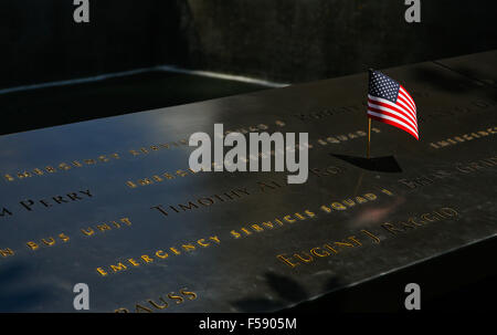 Eine amerikanische Flagge bleibt am 9/11 September 11. 2001 Gedenkstätte auf dem Gelände des World Trade Centers Stockfoto