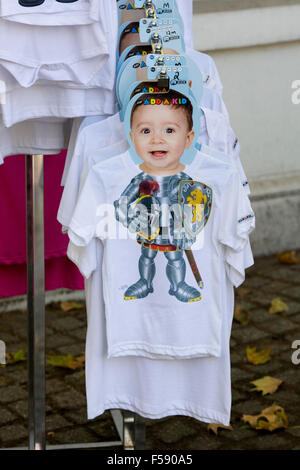 "Fügen Sie einfach ein Kind" Neuheit-T-Shirts zum Verkauf in London Stockfoto