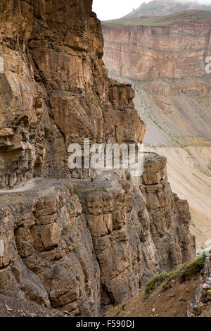 Losar, gefährlich, Spiti Valley, Himachal Pradesh, Indien schmale Bergstraße in steilen Felsen geschnitten Stockfoto