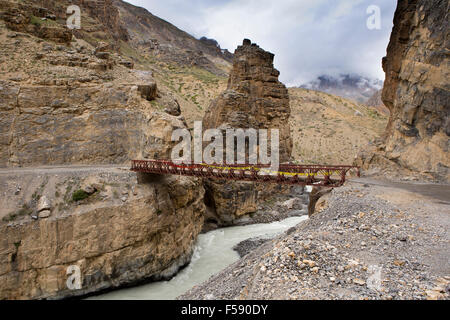 Indien, Himachal Pradesh, Spiti Valley, Bailey-Brücke über Gyundi, Nebenfluss des Spiti River Stockfoto