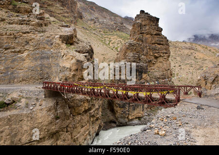 Indien, Himachal Pradesh, Spiti Valley, Bailey-Brücke über Gyundi, Nebenfluss des Spiti River Stockfoto