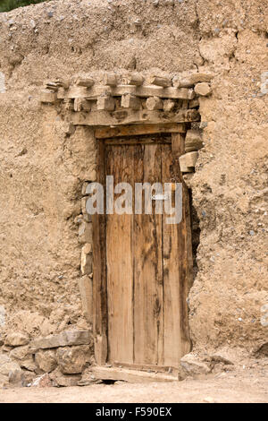 Indien, Himachal Pradesh, Spiti Valley, Khurik Dorf, traditionelle hölzerne Tür zum Haus zusammengesetzten Stockfoto