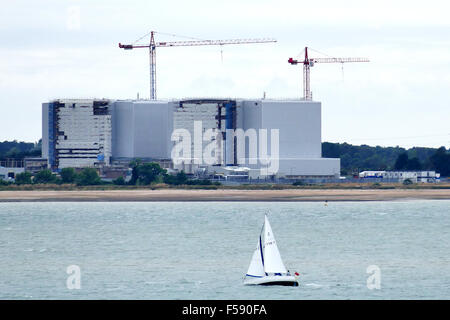 Bradwell Kernkraftwerk Essex, fotografiert von West Mersea, Mersea Island Blick über den Fluss Blackwater Stockfoto