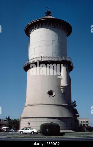 Eine einzigartige amerikanische romanische Bauwerk ist der alte Wasserturm von Fresno, die wurde im Jahre 1894 errichtet und bleibt ein Meilenstein in der Innenstadt von Fresno, Kalifornien, USA. 250.000-Gallone Wassertank war entscheidend für die Wasserversorgung der Stadt, bis es Dienst 1963 ging. Das 10-geschossige Gebäude befindet sich nun auf dem National Register of Historic Places und Fresno Visitors Center geworden. Stockfoto