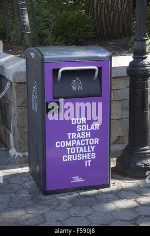 Müllpresse kann laufen auf Solarstrom auf dem Union Square-Bauernmarkt in Manhattan, NYC. Stockfoto