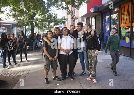 High School Teens auf 14. Str. in New York City nach der Schule in der Nachbarschaft ist. Stockfoto