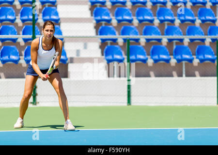 Tennisspielerin in einer empfangenden Service-Haltung Stockfoto