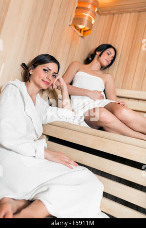 Zwei Fit und schön Frauen entspannen in der sauna Stockfoto