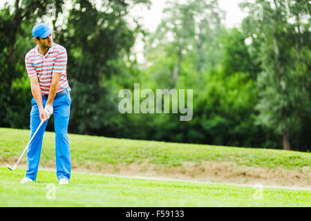 Golfer üben und Konzentration vor und nach dem Schuss an einem schönen sonnigen Tag Stockfoto