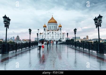 Moskau, Russland-7. Juli 2015: Sonnenuntergang über Kathedrale von Christus dem Erlöser bei Regenwetter am 7. Juli 2015, Moskau, Russland. Stockfoto