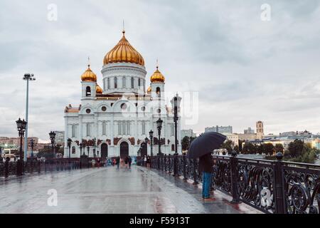 Moskau, Russland-7. Juli 2015: Sonnenuntergang über Kathedrale von Christus dem Erlöser bei Regenwetter am 7. Juli 2015, Moskau, Russland. Stockfoto