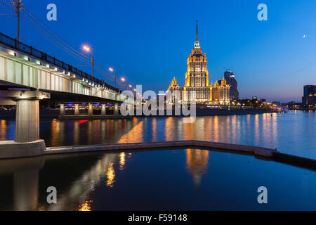 Radisson Royal Hotel oder Hotel Ukraina, eines der sieben Schwestern-Gebäude in der Dämmerung, Moskau, Russland am 21. Mai 2014. Stockfoto