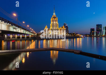 Radisson Royal Hotel oder Hotel Ukraina, eines der sieben Schwestern-Gebäude in der Dämmerung, Moskau, Russland am 21. Mai 2014. Stockfoto