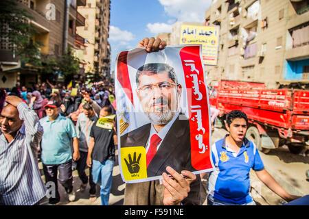 Kairo, Ägypten. 30. Oktober 2015. Ägyptische Demonstranten tragen ein Porträt des gestürzten Präsidenten Mohamed Morsi während einer Anti-Israel-Demonstration in Gizeh Bezirk, in der Nähe von Kairo am 30. Oktober 2015. Seit Anfang Oktober hat die Gewalt, die Messerstechereien sowie Auseinandersetzungen zwischen palästinensischen Demonstranten und Sicherheitskräften aufgenommen hat mindestens 65 Palästinenser getötet und 10 Israelis Credit: Amr Sayed/APA Bilder/ZUMA Draht/Alamy Live News Stockfoto