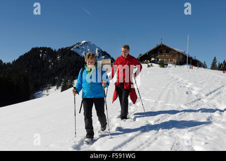 Bergsteiger, Wanderer vor Aueralm, schneebedeckten Berge-Tour im Winter, Tegernseer Berge, Upper Bavaria, Bavaria, Germany Stockfoto