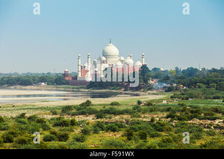 Die Ansicht des Taj Mahal und Yamuna River aus Agra Fort, Agra, Indien am 3. Oktober 2014. Stockfoto