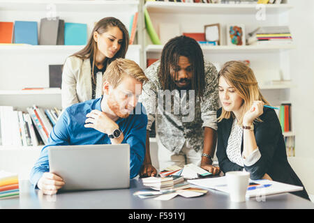 Brainstorming-Veranstaltung zwischen Kollegen bei der Arbeit im Büro Stockfoto