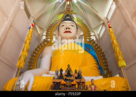 Riesige Buddha-Statue in Sakaya Muni Buddha Gaya Tempel, Sinagpore, 12. Juli 2013. Stockfoto