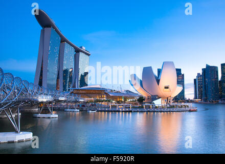 Singapur - Juli 10: Marina Bay Sands Hotel, ArtScience Museum, Helix-Brücke am 10. Juli 2013. Stockfoto