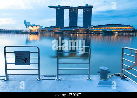 Singapur, Singapur - 17. Juli 2013: Pier gegenüber Marina Bay Sands Hotel in den frühen Morgenstunden, 17. Juli 2013. Stockfoto