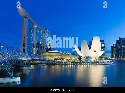 Singapur - Juli 10: Marina Bay Sands Hotel, ArtScience Museum, Helix-Brücke am 10. Juli 2013. Stockfoto