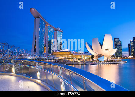 Singapur - Juli 10: Marina Bay Sands Hotel, ArtScience Museum, Helix-Brücke am 10. Juli 2013. Stockfoto