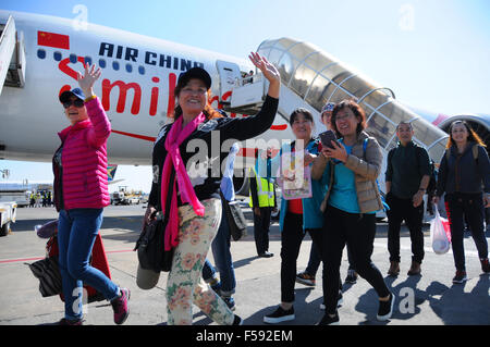 Johannesburg, Südafrika. 30. Oktober 2015. Passagiere der ersten Direktflug von Air China von Peking kommen bei der O.R. Tambo International Airport in Johannesburg, Südafrika, am 30. Oktober 2015. Air China eröffnet am Donnerstag die Beijing-Johannesburg-Direktflug, der erste Flug von Air China nach Afrika. Bildnachweis: Zhang Chuanshi/Xinhua/Alamy Live-Nachrichten Stockfoto