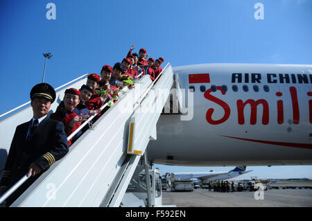 Johannesburg, Südafrika. 30. Oktober 2015. Crew-Mitglieder von der ersten Direktflug von Air China von Peking posieren für Fotos bei der O.R. Tambo International Airport in Johannesburg, Südafrika, am 30. Oktober 2015. Air China eröffnet am Donnerstag die Beijing-Johannesburg-Direktflug, der erste Flug von Air China nach Afrika. Bildnachweis: Zhang Chuanshi/Xinhua/Alamy Live-Nachrichten Stockfoto