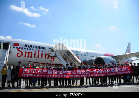 Johannesburg, Südafrika. 30. Oktober 2015. Crew-Mitglieder von der ersten Direktflug von Air China von Peking posieren für Fotos bei der O.R. Tambo International Airport in Johannesburg, Südafrika, am 30. Oktober 2015. Air China eröffnet am Donnerstag die Beijing-Johannesburg-Direktflug, der erste Flug von Air China nach Afrika. Bildnachweis: Zhang Chuanshi/Xinhua/Alamy Live-Nachrichten Stockfoto