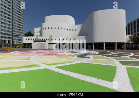 Theater und Gustaf-Gründgens-Platz mit street-Art-Mosaik, Düsseldorf, Nordrhein-Westfalen, Deutschland Stockfoto