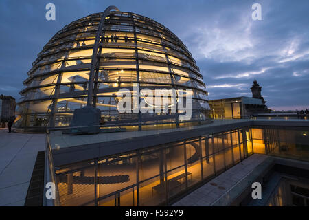 Moderne Architektur der Glas-Kuppel-Konstruktion in der Dämmerung, Dachterrasse Reichstag, Berlin, Deutschland, Europa Stockfoto