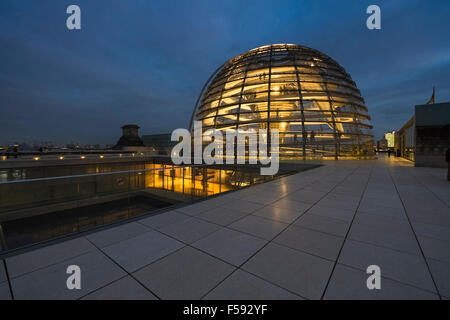 Moderne Architektur der Glas-Kuppel-Konstruktion in der Dämmerung, Dachterrasse Reichstag, Berlin, Deutschland, Europa Stockfoto