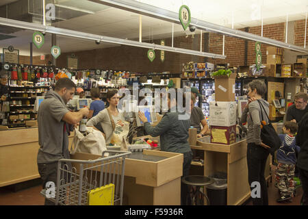 Käufer an der Kasse bei der Park Slope Food Coop Mitglied führen Unternehmen mit mehr als 16.000 Mitglieder. Brooklyn, NY. Stockfoto