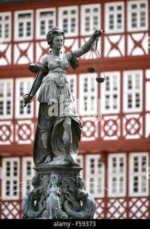 Iustitia mit Schuppen, Gerechtigkeitsbrunnen oder Brunnen von Gerechtigkeit, Römerberg, Altstadt, Frankfurt Am Main, Hessen, Deutschland Stockfoto