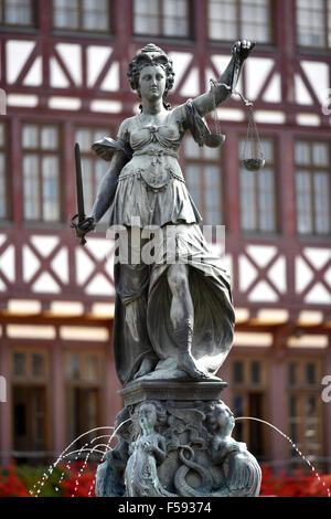 Iustitia mit Schuppen, Gerechtigkeitsbrunnen oder Brunnen von Gerechtigkeit, Römerberg, Altstadt, Frankfurt Am Main, Hessen, Deutschland Stockfoto