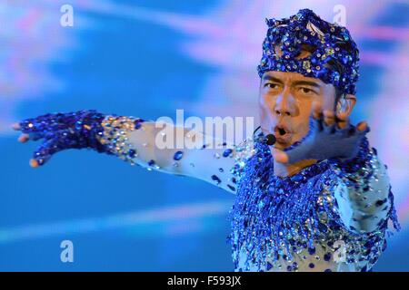 Singapur, Singapur. 30. Oktober 2015. Sänger Aaron Kwok führt bei seinem Konzert im Marina Bay Sands Expo, Singapur, 30. Oktober 2015. Bildnachweis: Dann Chih Wey/Xinhua/Alamy Live News Stockfoto