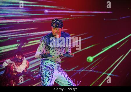 Singapur, Singapur. 30. Oktober 2015. Sänger Aaron Kwok führt bei seinem Konzert im Marina Bay Sands Expo, Singapur, 30. Oktober 2015. Bildnachweis: Dann Chih Wey/Xinhua/Alamy Live News Stockfoto