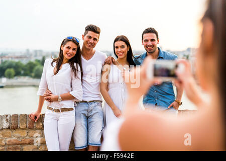 Junge und schöne Paare fotografieren mit smartphone Stockfoto