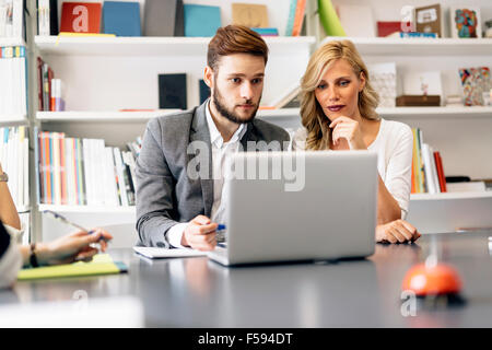 Zwei Kollegen, die versuchen, auf Laptop Problem zu lösen Stockfoto