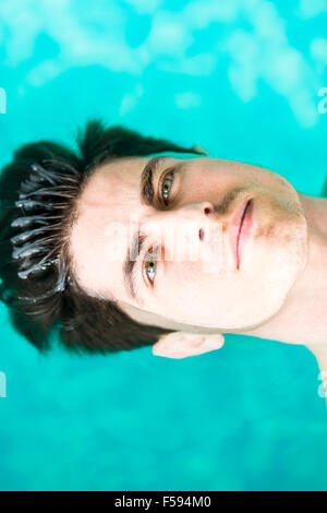 Porträt von ein gut aussehender Mann schwimmt auf der Wasseroberfläche Stockfoto